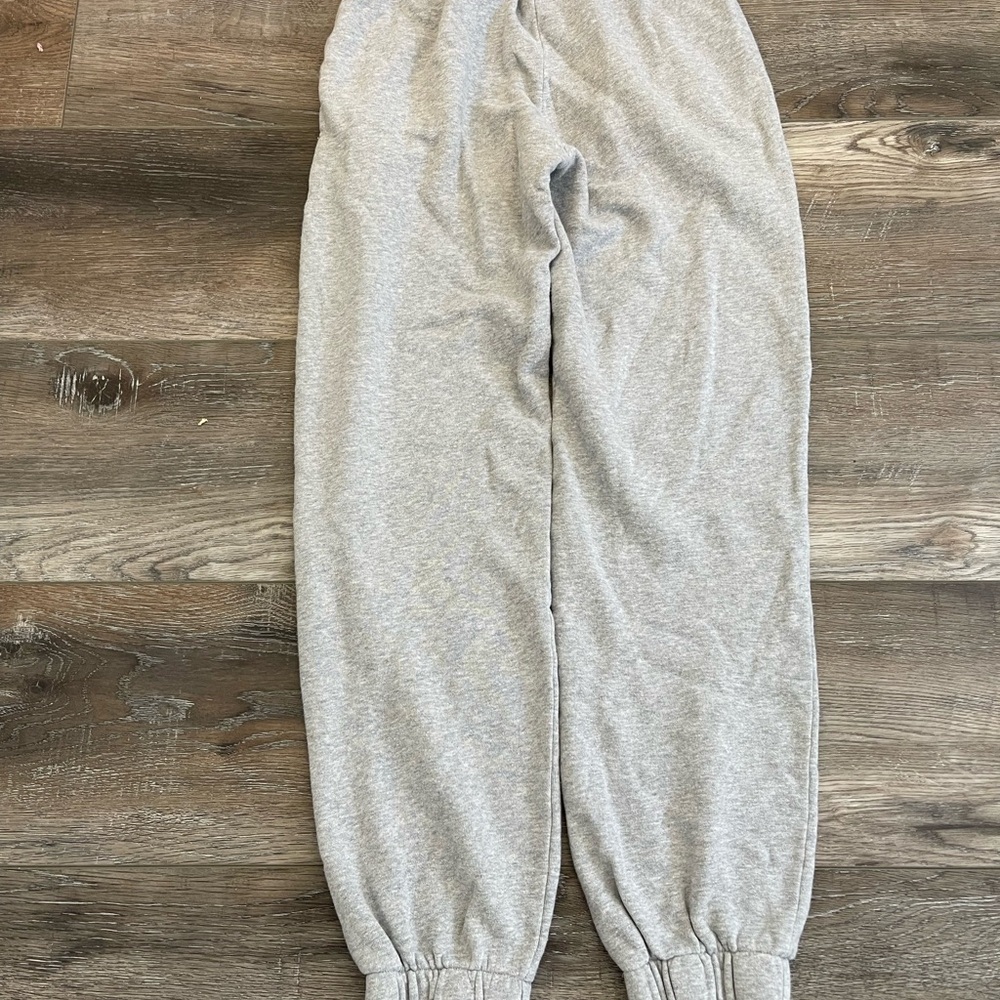 Brandy Melville Gray Sweatpants Elastic Cuffs, pockets, gently worn, one size - Picture 3 of 3